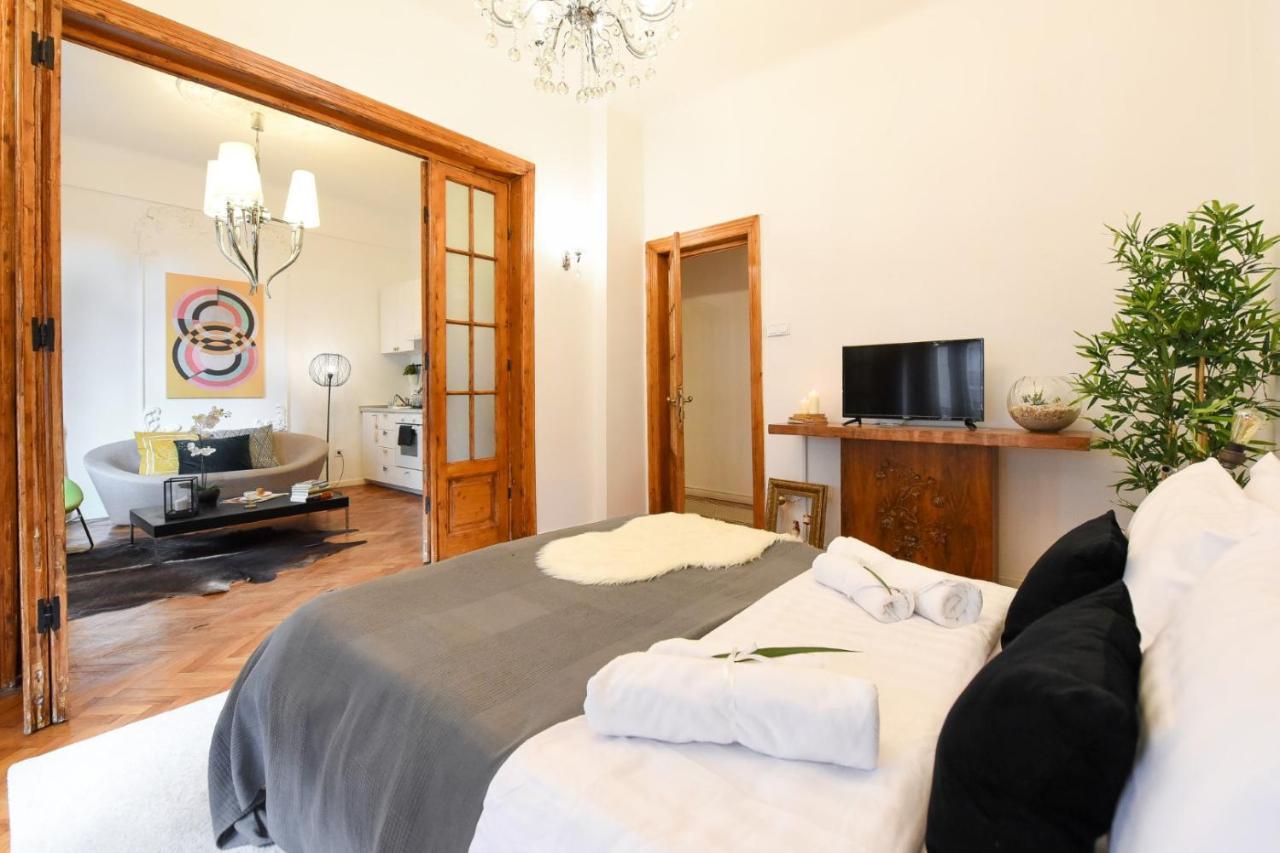 Vintage Elegance, Modern Comfort: 1Br Apartment Overlooking Calea Victoriei Bucharest Exterior photo