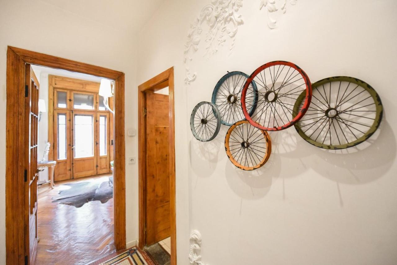 Vintage Elegance, Modern Comfort: 1Br Apartment Overlooking Calea Victoriei Bucharest Exterior photo