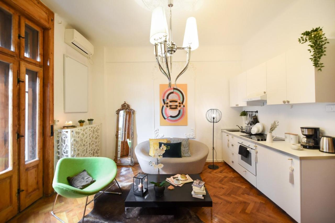 Vintage Elegance, Modern Comfort: 1Br Apartment Overlooking Calea Victoriei Bucharest Exterior photo