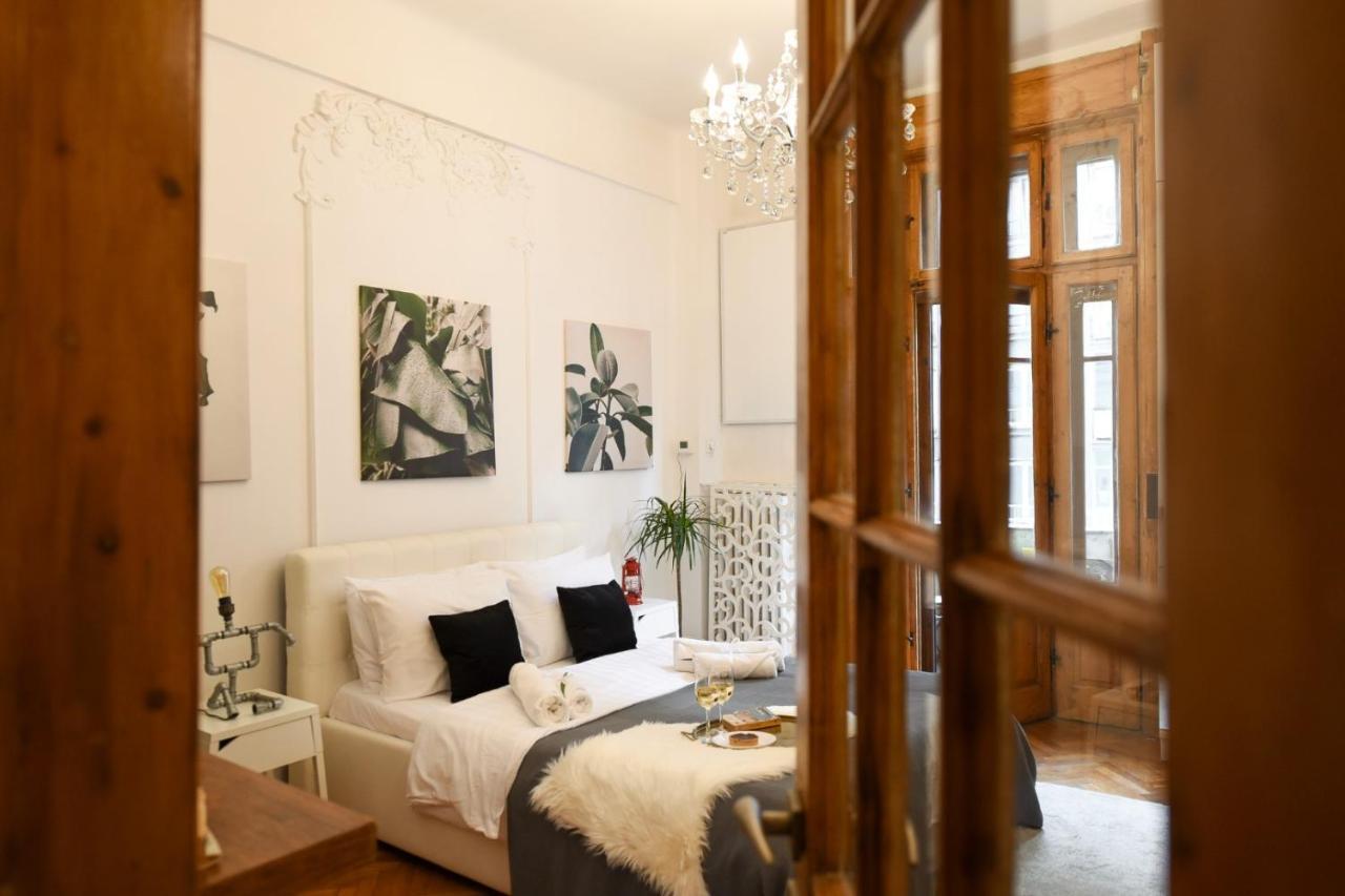 Vintage Elegance, Modern Comfort: 1Br Apartment Overlooking Calea Victoriei Bucharest Exterior photo